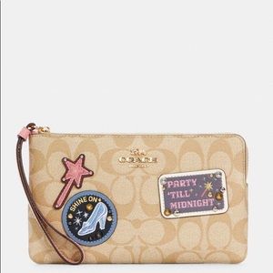 Disney  Lg CornerZipWristlet Sig canvas w/patches
